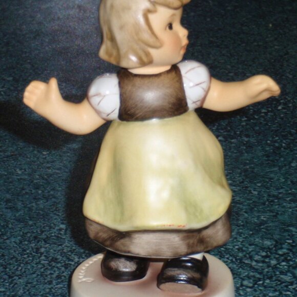 MINT CONDITION "Spring Waltz" Goebel Hummel Collectible Figurine 912/B - GIFT! - Picture 2 of 9